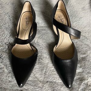 Women’s black size 6.5 small heel dress shoe